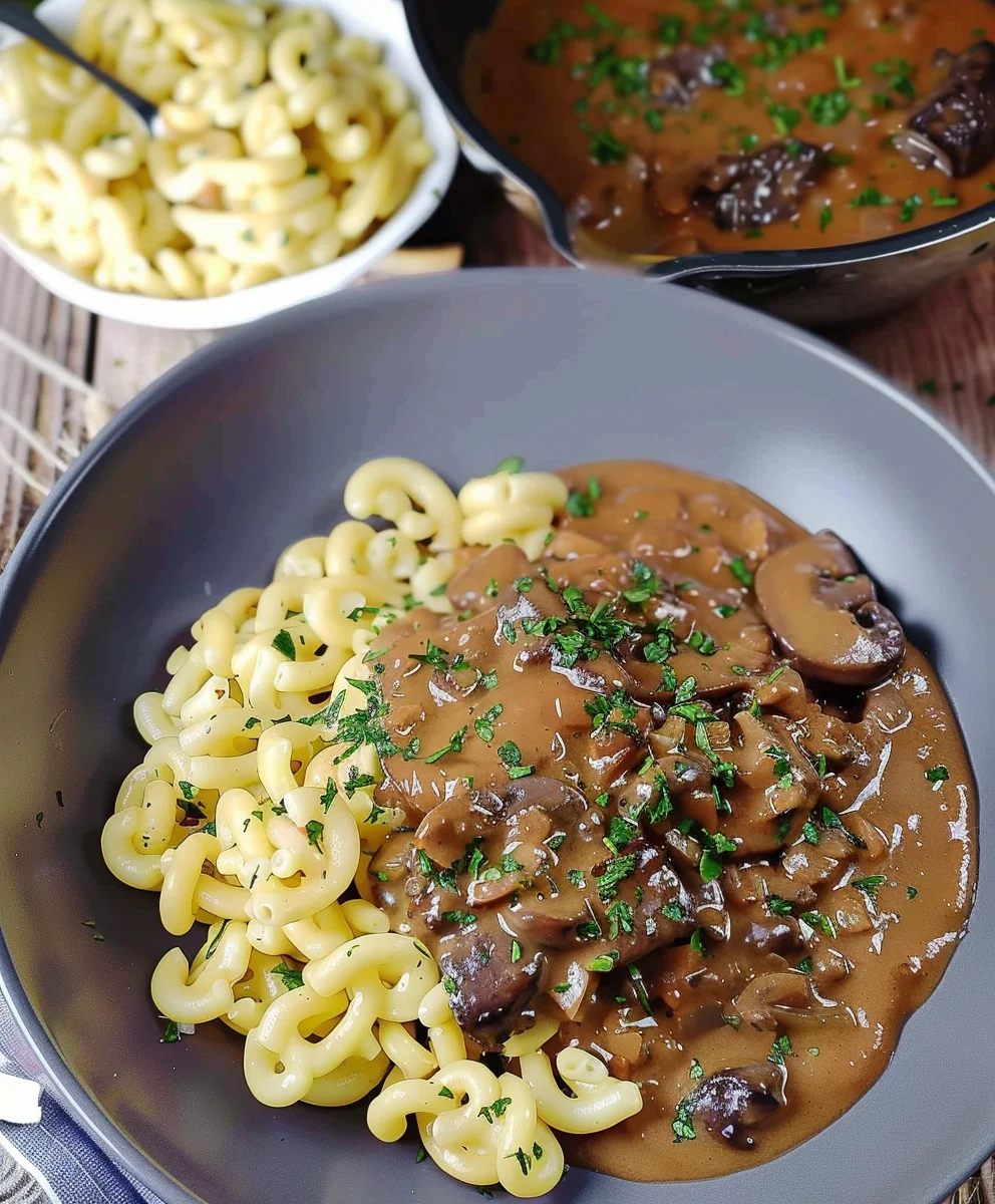 Cremige Jaegersosse mit Pilzen & Spaetzle – Ein Genuss!
