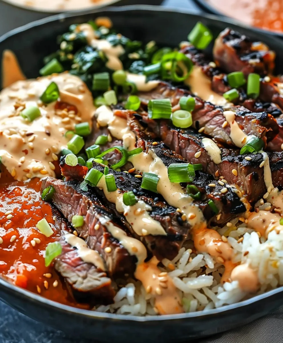 Korean BBQ Rindersteak Reis-Bowls mit scharfer Sauce