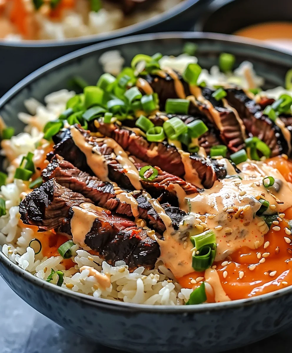 Korean BBQ Rindersteak Reis-Bowls mit scharfer Sauce
